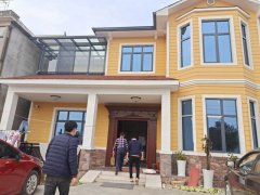 輕鋼老大帶領(lǐng)施工團(tuán)隊(duì)給老業(yè)務(wù)拜年送福利！