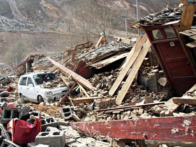 震中漾濞村民講述:一家10多口剛逃出房子就塌了(圖1) 震中漾濞村民講述:一家10多口剛逃出房子就塌了(圖1)