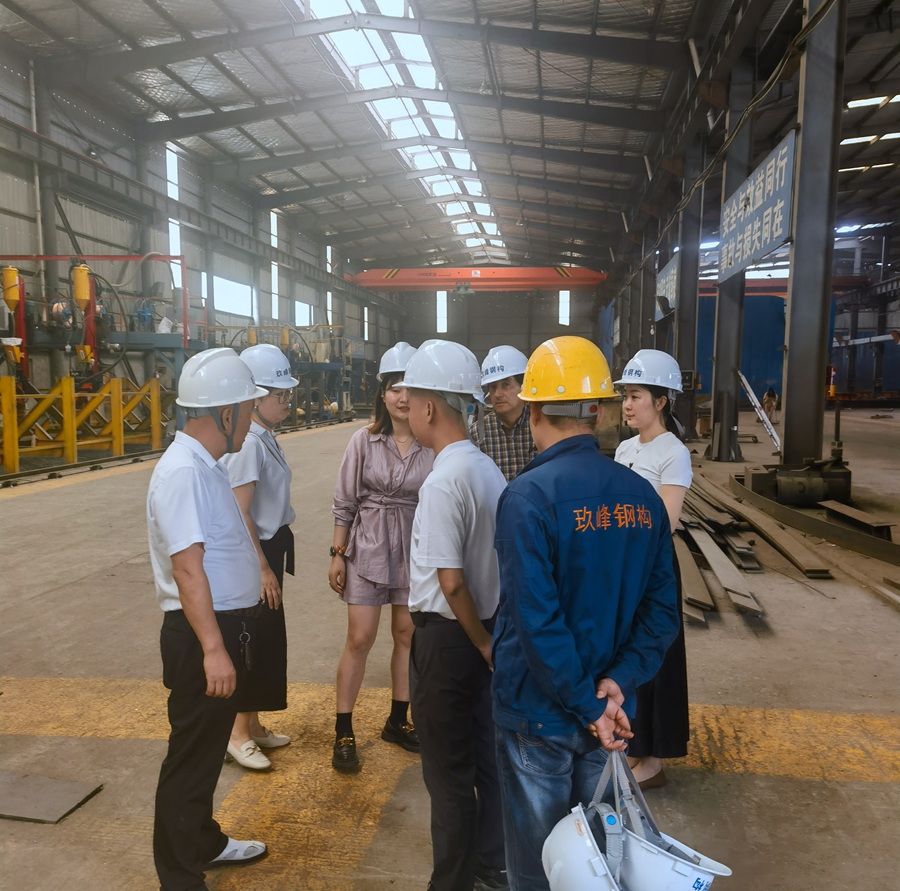 厄瓜多爾建筑商考察睿婕工廠:輕鋼別墅出口南美,合作前景廣闊!(圖3) 厄瓜多爾建筑商考察睿婕工廠:輕鋼別墅出口南美,合作前景廣闊!(圖3)